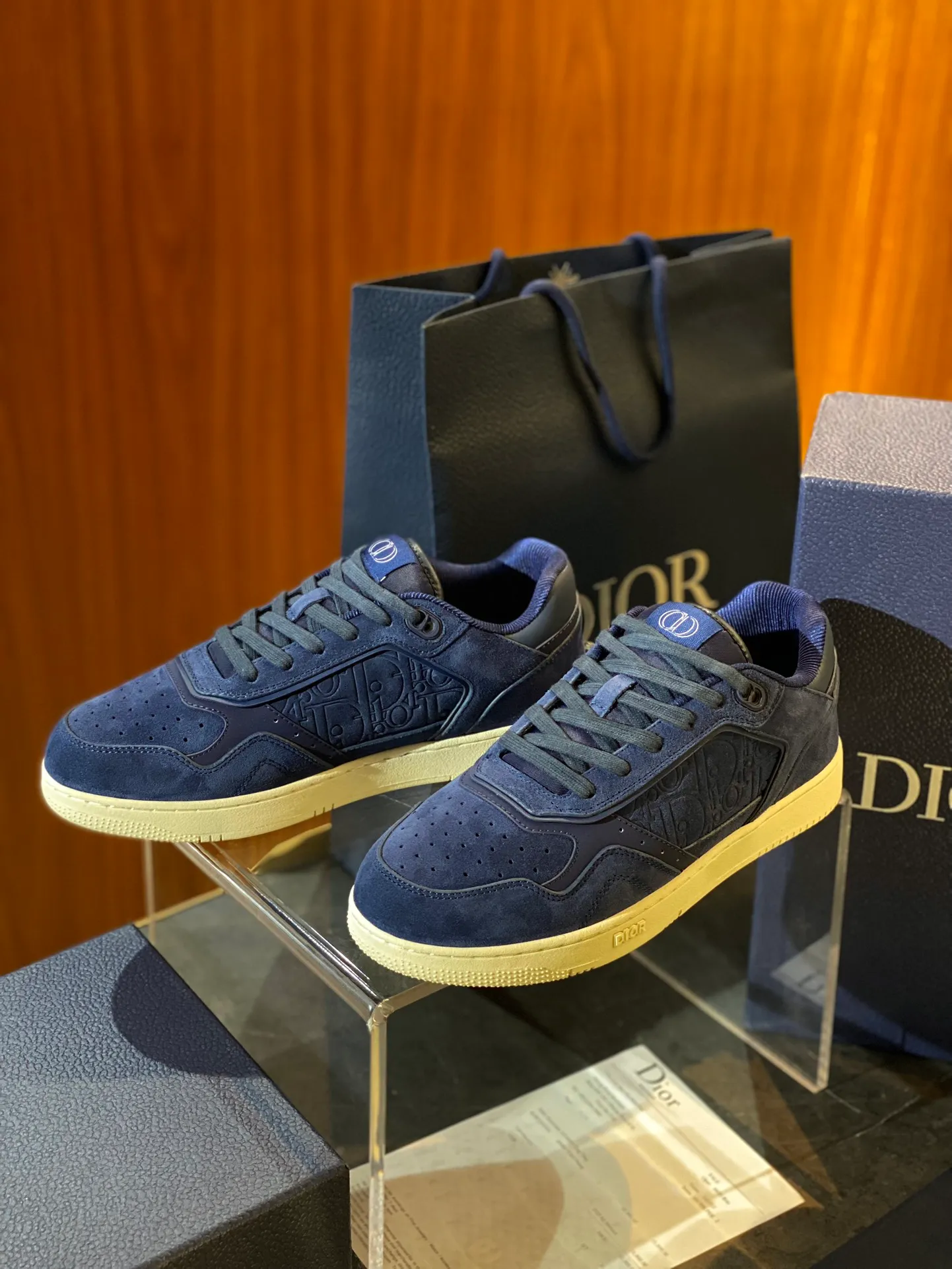 💰780 Dior| New B27 style for men and women ♞size; women 35~40, men 38~47 B27 is so handsome! The best and most eye-catching Dior wear is B27. The combination is invincible. It is versatile for everyday use and you don’t have to choose any combination. B27 feels comfortable on your feet. If you like this simple and elegant color scheme, you must buy it.